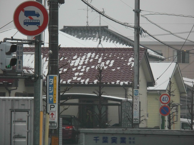 軒下に堆積した落雪。歩行動線上にあると非常に危険