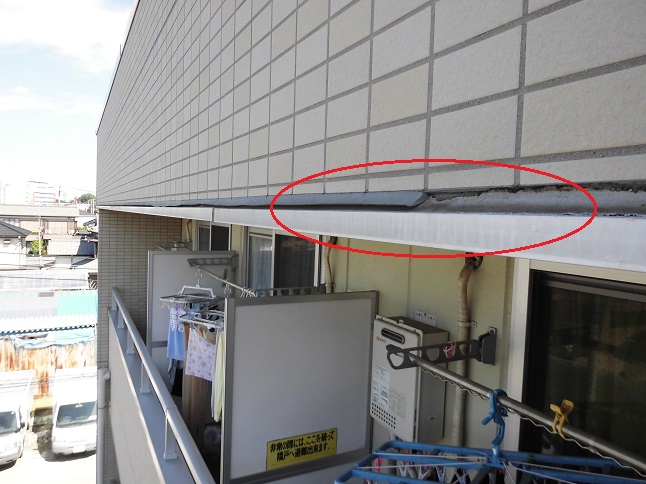 撤去作業中、剥がしたコーキングの下からさらに別のコーキング層が出てきた状態