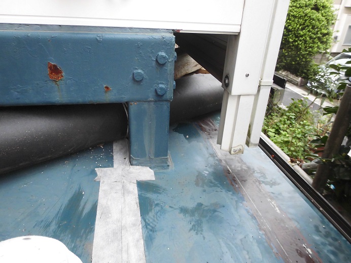 防水テープで応急処置された板金屋根