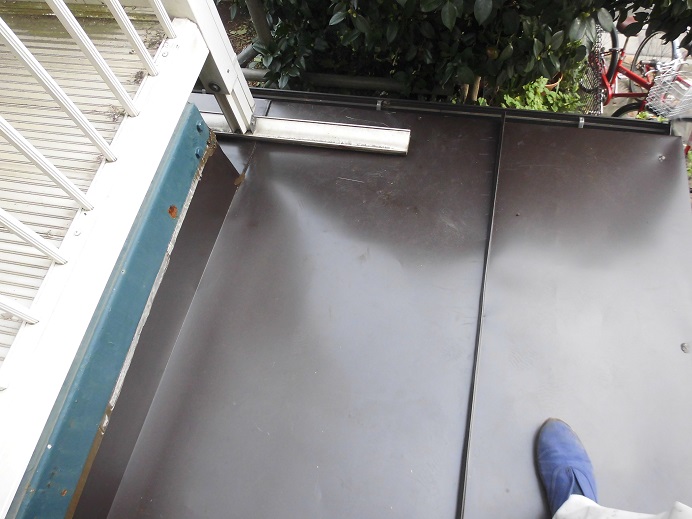 軒先を折下げ加工した板金屋根