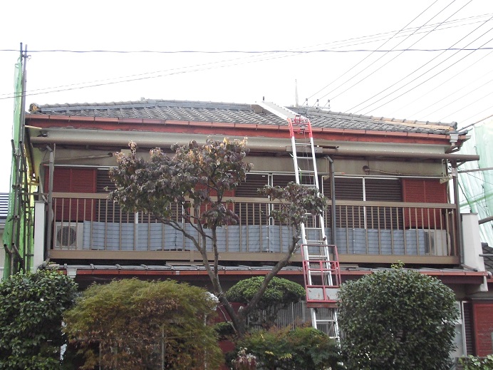 瓦を降ろすために設置した荷揚げ機