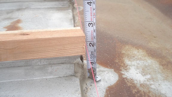 瓦屋根との取り合いにある谷部分。雨水が集まる低い部分を確認