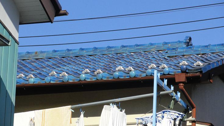 新築屋根の雪止め設置工事。軒先に沿って金具を取り付けている様子