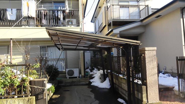 大雪後の屋根まわりの被害状況。雪の落下による損傷が確認できる