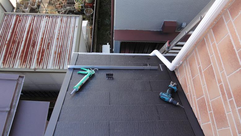 アングルを併用した雪止め施工の状況。金具とアングルの組み合わせで全面カバー