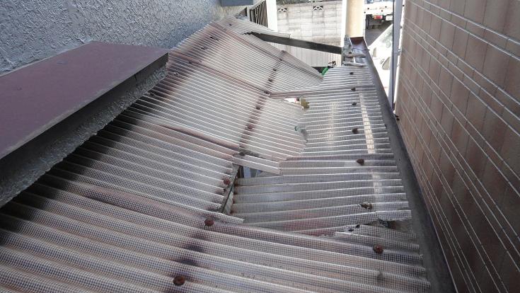 コロニアル屋根に取り付けられた雪止め金具。45cm間隔で並んでいる