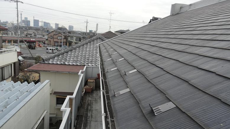 軒先全面に雪止め金具を取り付けた状態。隙間なく並んでいる