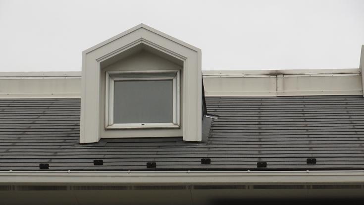 瓦屋根の雪止め瓦。瓦の谷部分に丸い雪止めが設置されている様子