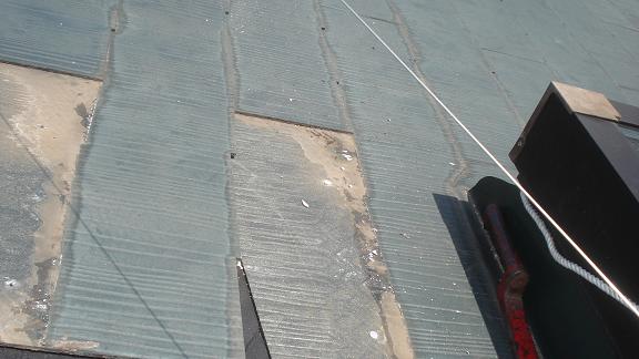 コロニアルをめくり始めた状態・棟側から剥がして調査