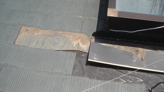 谷樋裏面の雨漏りシミ・長年の浸水跡が残る状態