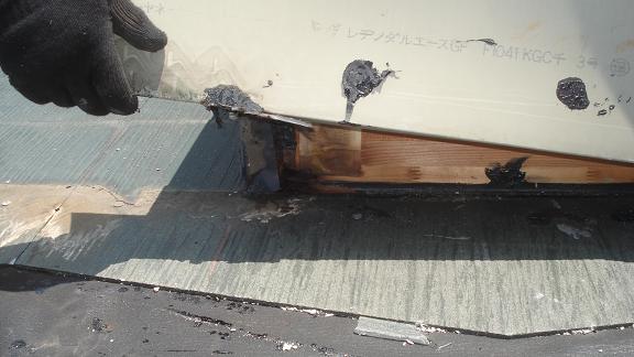 谷樋反対側にも残る雨漏りのシミ跡