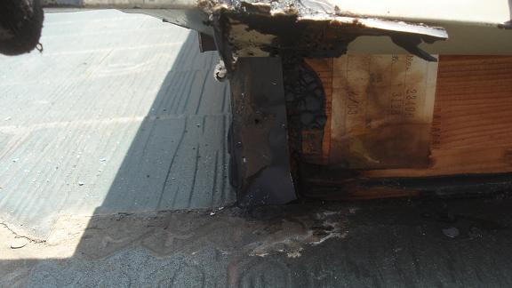 トップライト木枠の腐食・長年の雨漏りで黒く変色した状態