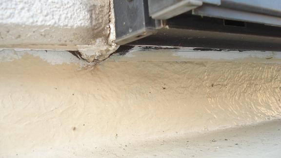 補強柱を立てて木下地をやり直している状況。腐食した旧下地は全て撤去済み