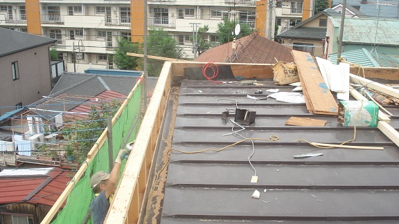 内樋から外付け雨樋に変更する工事前の屋根形状