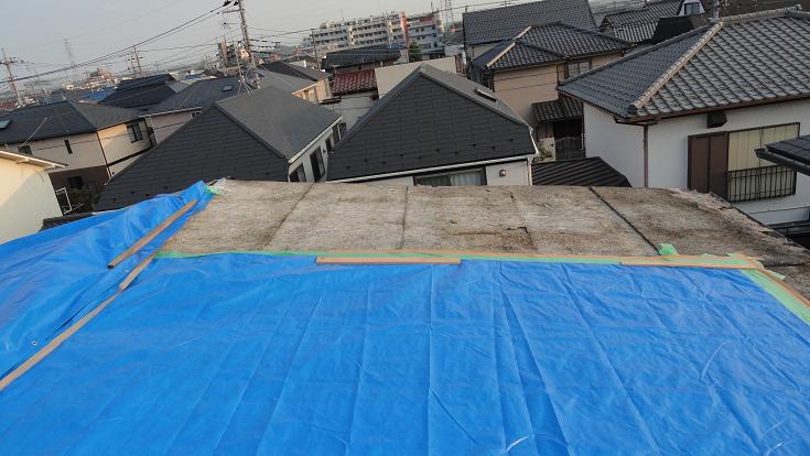 強風で剥がされた板金屋根・散乱した屋根材と防水紙の状態