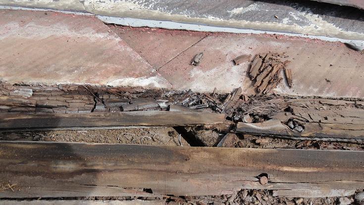 棟下の防水紙破れ・拡大確認・雨水浸入の痕跡