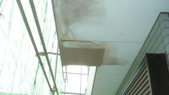 1階ベランダ軒天に広がった雨漏りのシミ。木下地への影響が懸念される状態