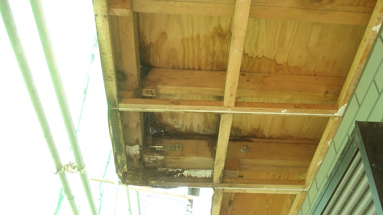 ベランダ床解体後。木下地の腐食状況と施工不良箇所が露出した状態