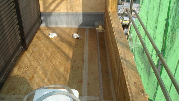 合板目地への補強テープ貼り付けとメッシュ下貼り完了状態