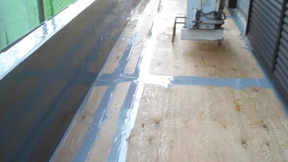 ウレタン防水材の塗布完了。継ぎ目のない一体成形の防水層が形成された状態