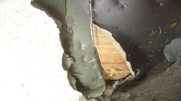 外壁開口後。捨て谷の立ち上がりと軒先板金の状態を確認している場面