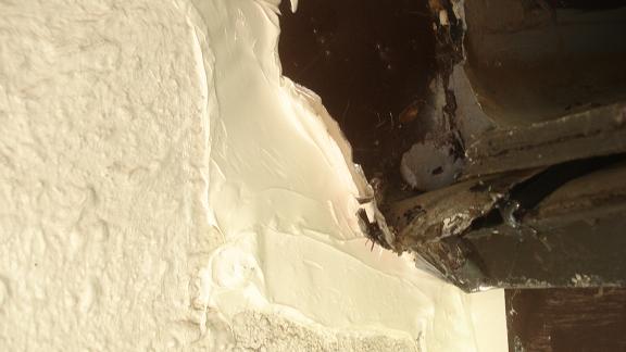 捨て谷加工・コーキング処理完了後の状態。雨水が外部へ排出される経路が確保された