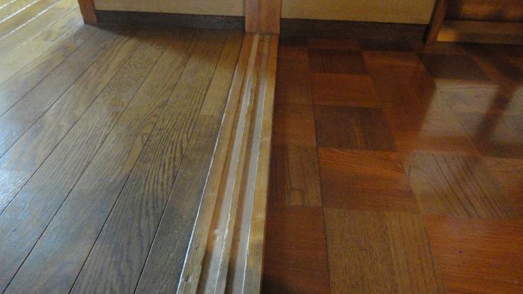 引き戸の敷居・アルミV字レールを取り付けた状態