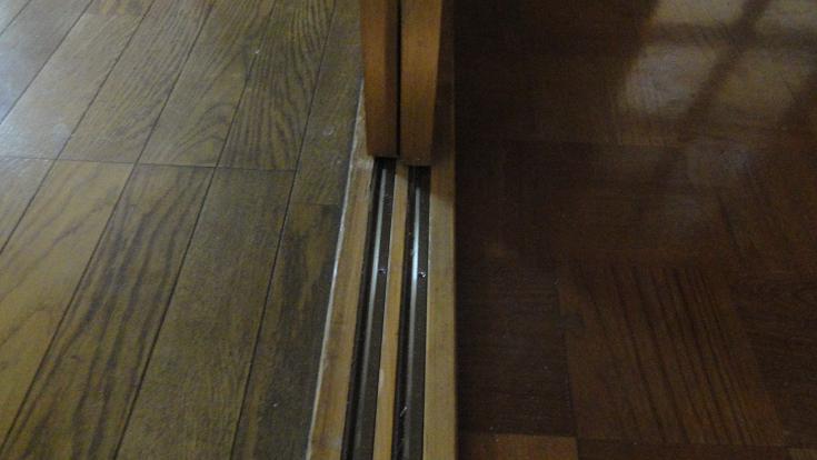 古い戸車(左)と新しいV型戸車(右)の比較