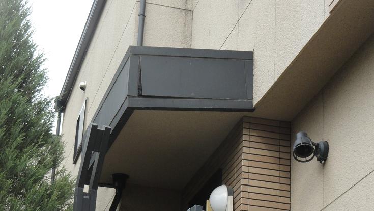 玄関屋根の板金パネル下の合板下地・長年の雨漏りで腐食した状態