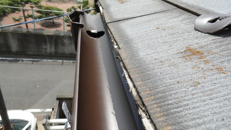 塗装が剥げてアスベスト繊維質が露出したコロニアル屋根材