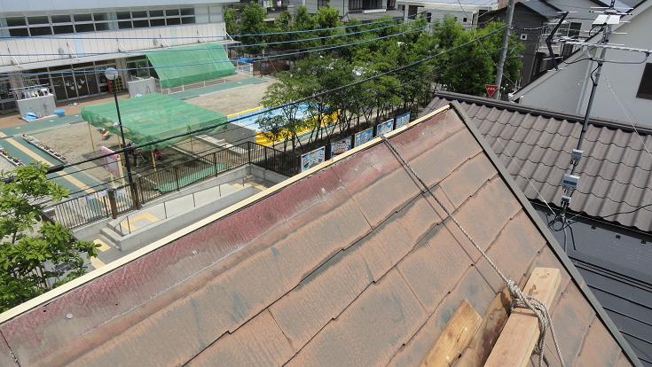 コロニアル屋根の棟交換中・釘まわりに残る雨水の浸入跡