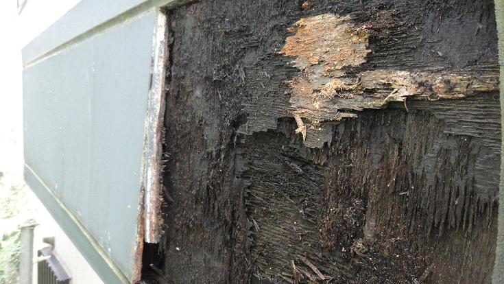 玄関屋根接続部の通し柱・長年の雨漏りによる腐食状態