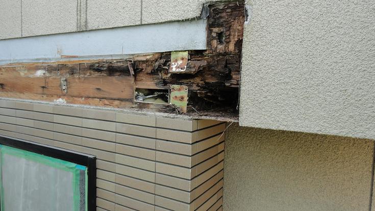 柱と胴差しの複雑な接合部・腐食により崩壊リスクがある状態