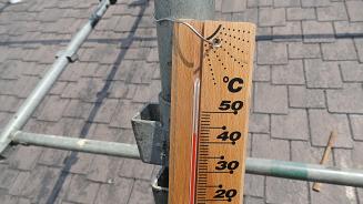 屋根工事中の現場。夏場の高温環境がわかる写真