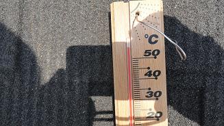 屋根工事中の温度計。50度超えを記録している様子
