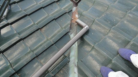 瓦屋根の本谷部分。銅板が腐食して亀裂・穴が開いている状態