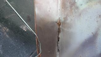 本谷銅板の腐食による穴。長年の雨水集中によって板金が劣化している