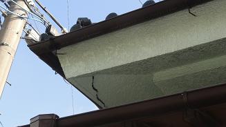 軒天のひび割れと崩壊。長期間の雨漏りによって軒先が著しく傷んでいる状態