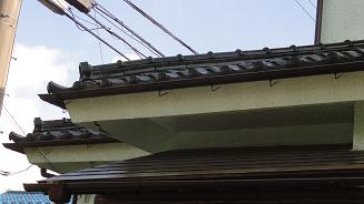 棟の端部が下がって変形している様子。構造材への影響が出ている状態