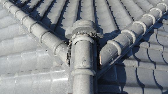 瓦を葺き直し中の状況。下から順に並べていく