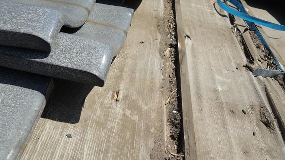 葺き直し前の棟部分。傾きと漆喰の劣化が確認できる状態