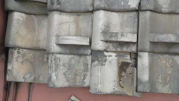 取り外した一文字瓦と割れの状態詳細