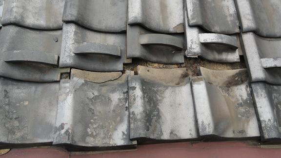 軒先瓦撤去後。瓦桟の腐食と泥の堆積が確認できる状態