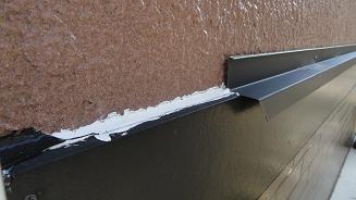 幕板上部の調査。シーリングが施されておらず隙間が確認できる状態