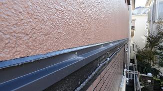 幕板下部。塗装で雨水の排出口が完全に塞がれている状態