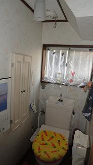 トイレ室内の雨漏り被害。クロスが剥がれ巾木が膨れている状態