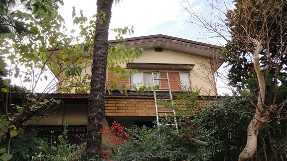 切妻屋根の妻部分に設置された換気口。プラスチック製で水返しが付いており正常な状態