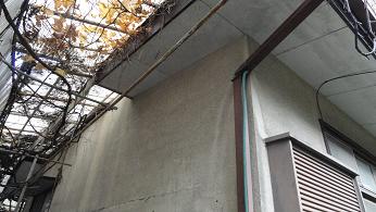 雨樋エルボ部分の破損と外壁の変色。雨水が外壁に伝い続けている状態