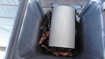 外壁を貫通する排水パイプとタイルの取り合い部分。隙間が生じており雨仕舞い不良が確認できる