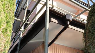 破風板へのガルバリウム鋼板板金施工の様子。既存下地の上から板金を加工して取り付けている